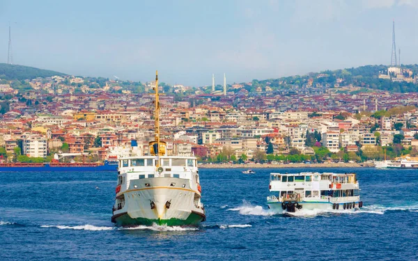 Cidade de Istambul, balsas de passageiros atravessam o estreito de Bósforo — Fotografia de Stock