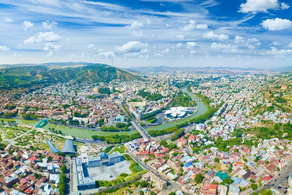 Hari yang cerah dengan langit biru dan awan putih di Tbilisi, Georgia — Stok Foto