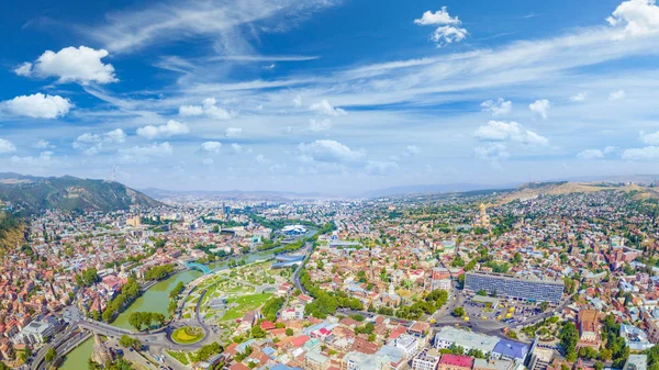 Zonnige dag met blauwe lucht en witte wolken in Tbilisi, Georgië Stockfoto
