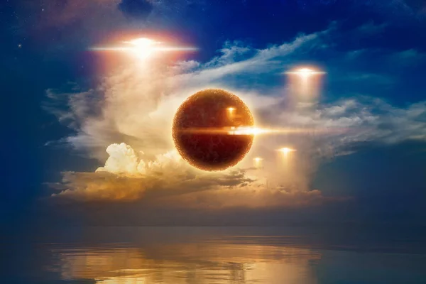 Rood gloeiende UFO's vliegen boven zee, buitenaards sferische leven Stockfoto