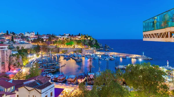 Vacker solnedgång, marina i gamla stan stadsdel Kaleici, Antalya, — Stockfoto