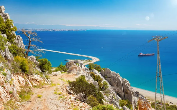 アンタルヤ、トルコに近い澄んだ海と青い空の晴れた夏の日 — ストック写真