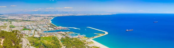 Luchtfoto panoramisch uitzicht populaire seaside resort stad Antalya, Tu — Stockfoto