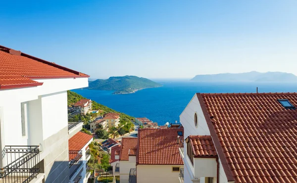 Hermosas casas blancas con increíbles vistas al mar —  Fotos de Stock