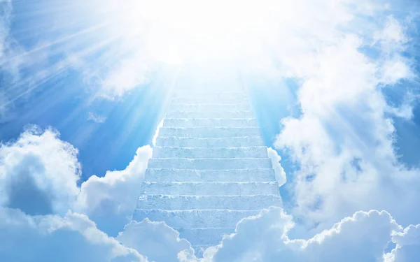 到天堂，明亮的光线从楼梯通向天堂的楼梯 免版税图库图片