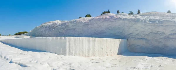 Mañana soleada con cielo azul claro en Pamukkale Imagen de stock