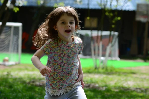 Pequeña niña corriendo —  Fotos de Stock