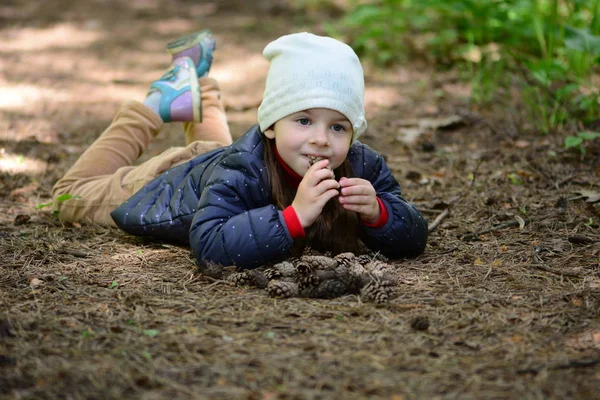 Momento feliz en un bosque —  Fotos de Stock