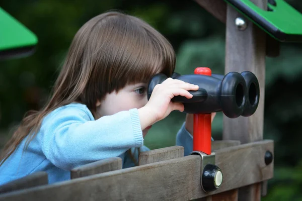 Pequeño espía en un parque infantil —  Fotos de Stock