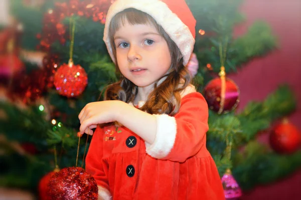 Menina Vestido Vermelho Papai Noel Decorando Uma Árvore Natal — Fotografia de Stock