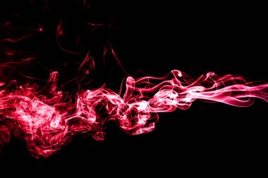 siyah üzerine izole kırmızı duman