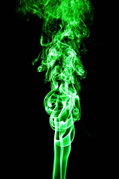 Πράσινος χρωματιστός καπνός σε μαύρο φόντο. — Φωτογραφία Αρχείου