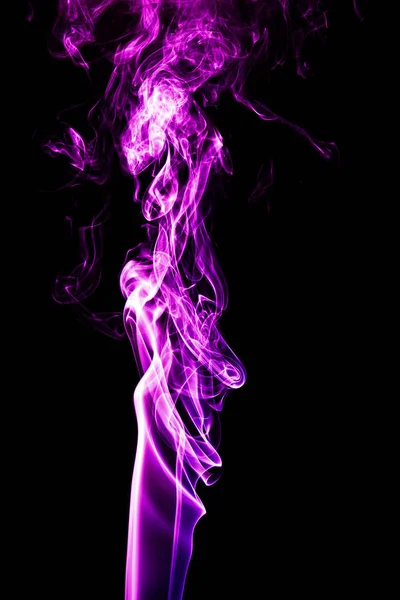 Фиолетовый дым на черном фоне — стоковое фото