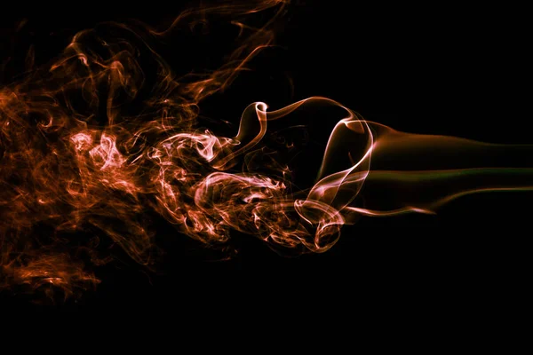 Abstrato cor fumaça no fundo preto, laranja fumaça backgroun — Fotografia de Stock