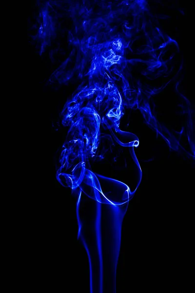Humo blanco abstracto sobre fondo negro, fondo de humo, azul — Foto de Stock