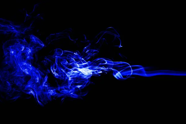 Fumo bianco astratto su sfondo nero, fondo fumo, blu — Foto Stock