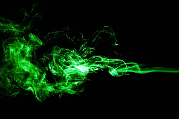 Πράσινος χρωματιστός καπνός σε μαύρο φόντο. — Φωτογραφία Αρχείου