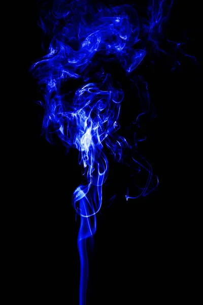 Humo blanco abstracto sobre fondo negro, fondo de humo, azul —  Fotos de Stock