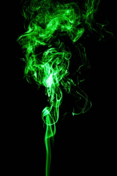 Humo de color verde sobre fondo negro. — Foto de Stock