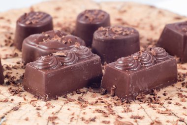 Ahşap masa üzerinde koyu çikolata. Çikolata kırıntı
