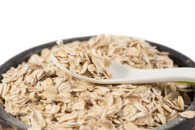 Kil kase ve izole tahta kaşık yulaf gevreği