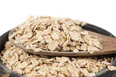 Kil kase ve izole tahta kaşık yulaf gevreği