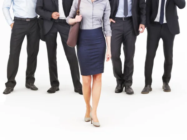 Image d'un groupe de jeunes hommes d'affaires debout avec une femme d'affaires marchant devant. Ouvrir la voie, concept de diversité ou de harcèlement . — Photo