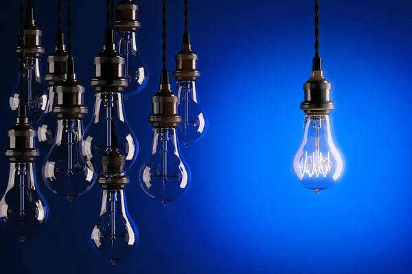 Antiguidade decorativa Edison estilo lâmpadas contra um fundo azul . — Fotografia de Stock