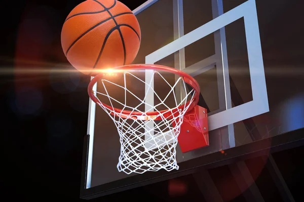 Il basket si dirige verso la rete in un palazzetto dello sport con il bagliore delle lenti. Sport, fitness, concetto di squadra di competizione . — Foto Stock