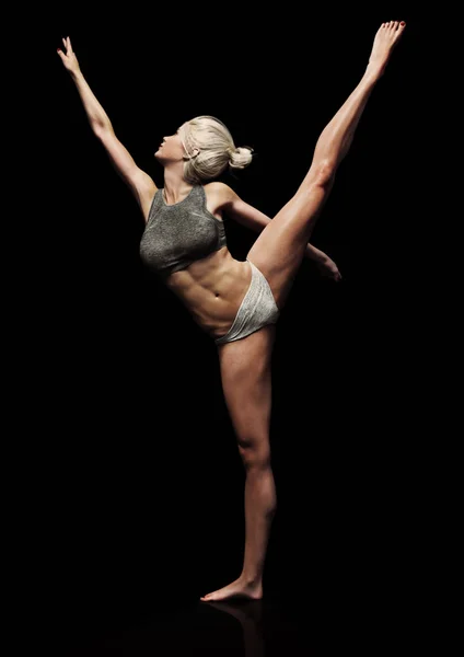 Mulher Atlética Posando Com Fundo Preto Simbolismo Força Poder Beleza — Fotografia de Stock