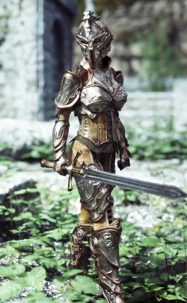 女装甲骑士用剑巡逻 — 图库照片