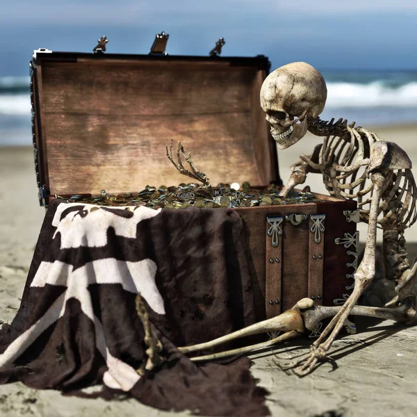 Портрет Стародавнього Скелета Тримає Монети Піратської Скарбниці Біля Узбережжя Острова — стокове фото