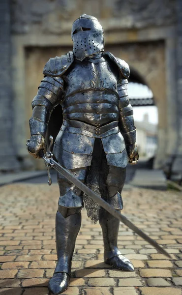 Сильный Средневековый Рыцарь Стоящий Полном Доспехе Держащий Меч Перед Своим — стоковое фото
