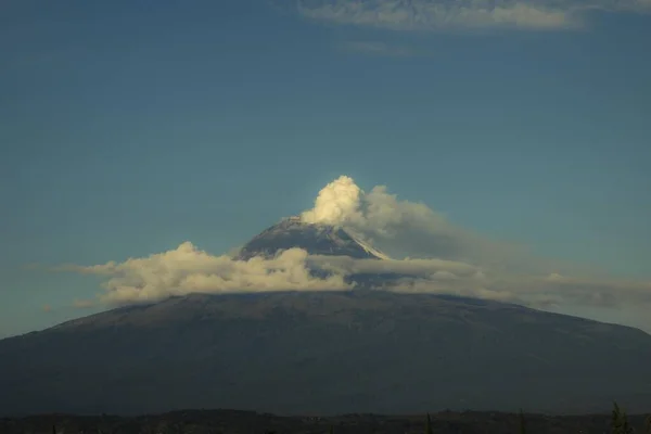 Meksika Puebla 'da aktif Popocatepetl volkanı — Stok fotoğraf
