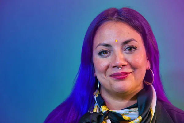 Портрет латинської жінки синьо-фіолетове фарбоване волосся з фіолетовим фоном і легкими блискітками — стокове фото