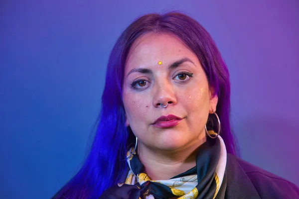 Retrato de mulher latina azul e roxo cabelo pintado com fundo roxo e brilhos leves — Fotografia de Stock