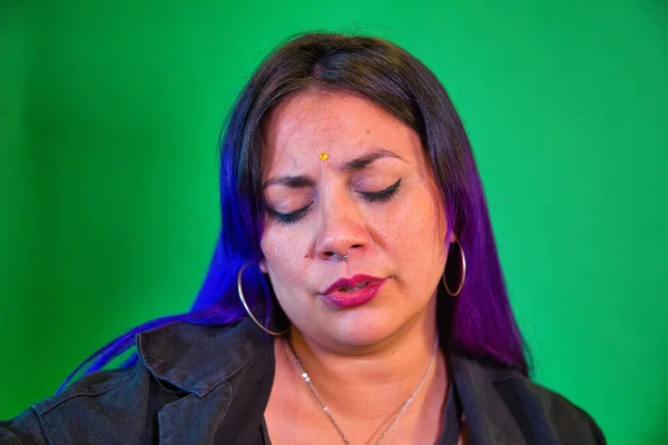 Mulher latina cantando com uma guitarra acústica em fundo verde — Fotografia de Stock