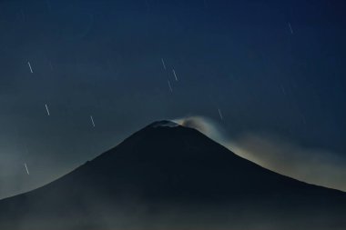 Aktif volkan patlaması. Yıldızların gecesi, gece manzarası, gökyüzündeki yıldızlar.