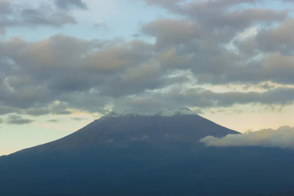 Popocatepetl active volcano, blue sunrise clouds on top — Stock Photo, Image