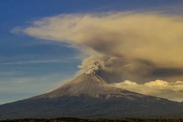 Volcán Popocatepetl activo en México, fumarola —  Fotos de Stock