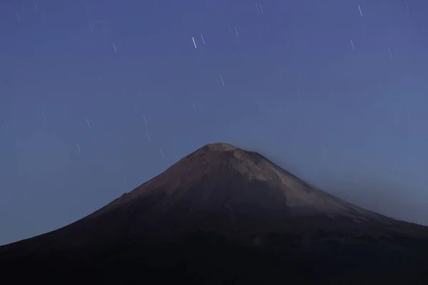 Volcán activo popocatepetl noche de estrellas, paisaje nocturno, estrellas en el cielo —  Fotos de Stock