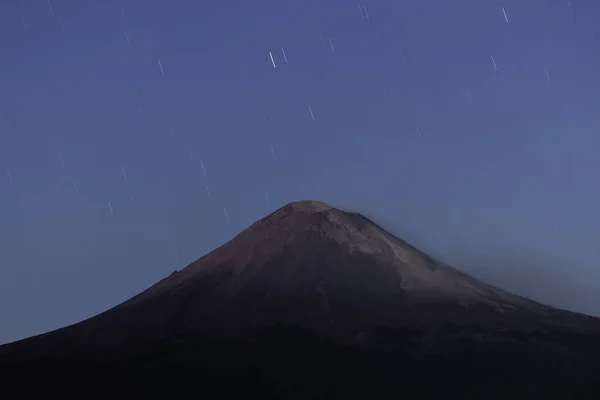 Aktiver Vulkan Popokatepetl Nacht der Sterne, Nachtlandschaft, Sterne am Himmel — Stockfoto