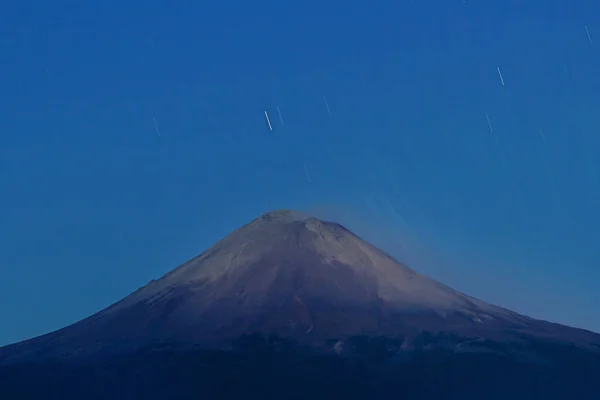 Popocateptl aktív vulkán vulkán populocatepetl éjszaka csillagok, éjszakai táj, csillagok az égen — Stock Fotó