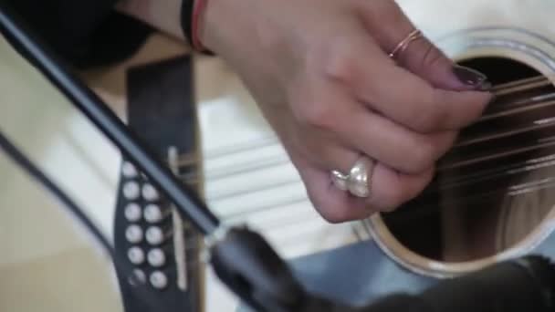 Närbild Latinska Kvinnans Hand Spelar Gitarr Strängar — Stockvideo