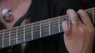 Gitar çalan Latin kadının elini kapat.