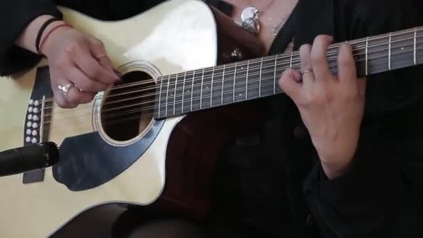 Закрыть Латинскую Руку Женщины Играющей Гитарных Струнах — стоковое видео