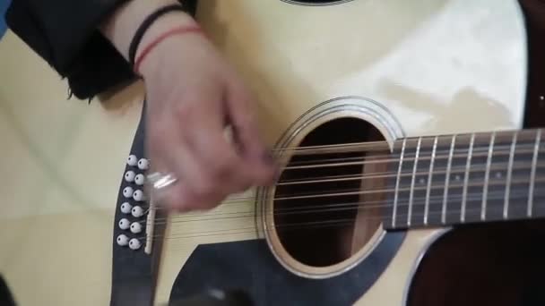 Närbild Latinska Kvinnans Hand Spelar Gitarr Strängar — Stockvideo