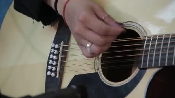 Close Latin Vrouw Hand Spelen Gitaar Snaren — Stockvideo