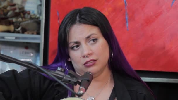 Latin Woman Singing Microphone Woman Purple Painted Hair Close — Video