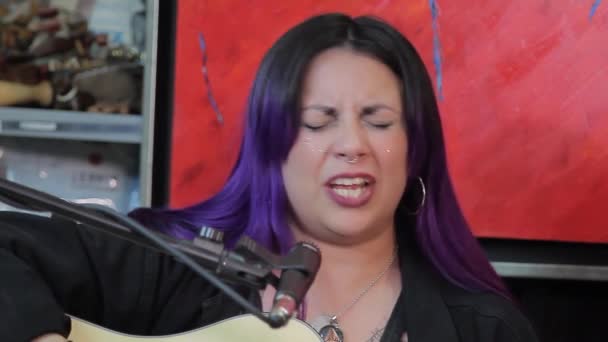 Latin Woman Singing Microphone Woman Purple Painted Hair Close — Stock Video